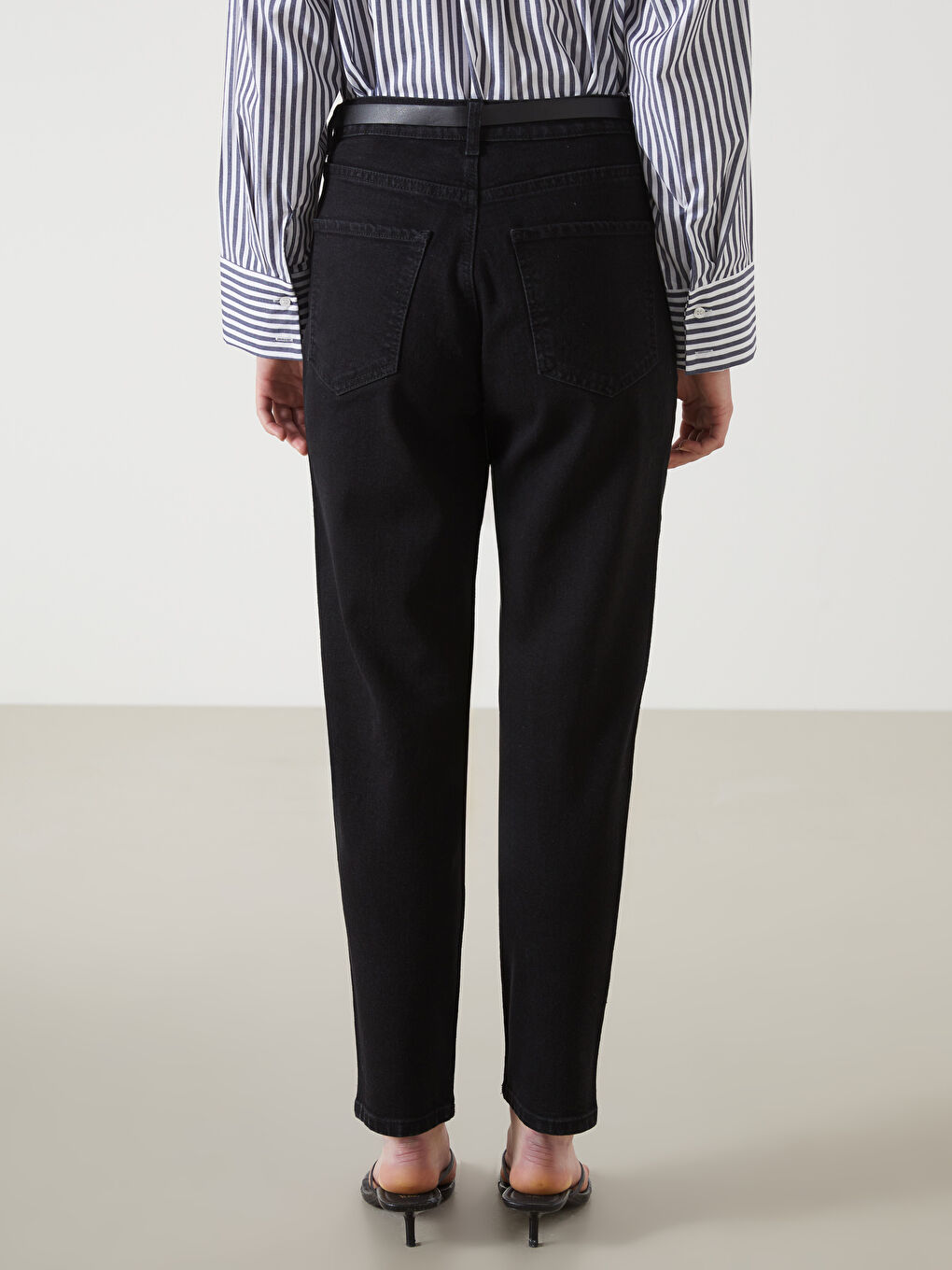 Siyah Beli Kemerli Mom Fit Kadın Jean Pantolon-3