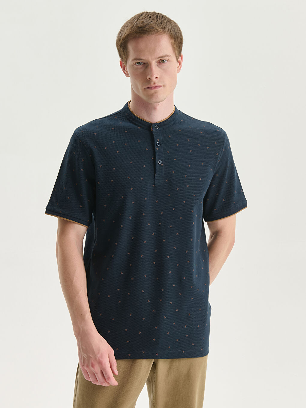 تي شيرت رجالي بكم قصير وياقة مندرين منقوش