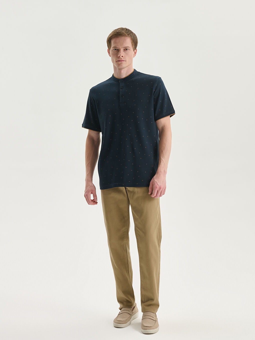 تي شيرت رجالي بكم قصير وياقة مندرين منقوش-2