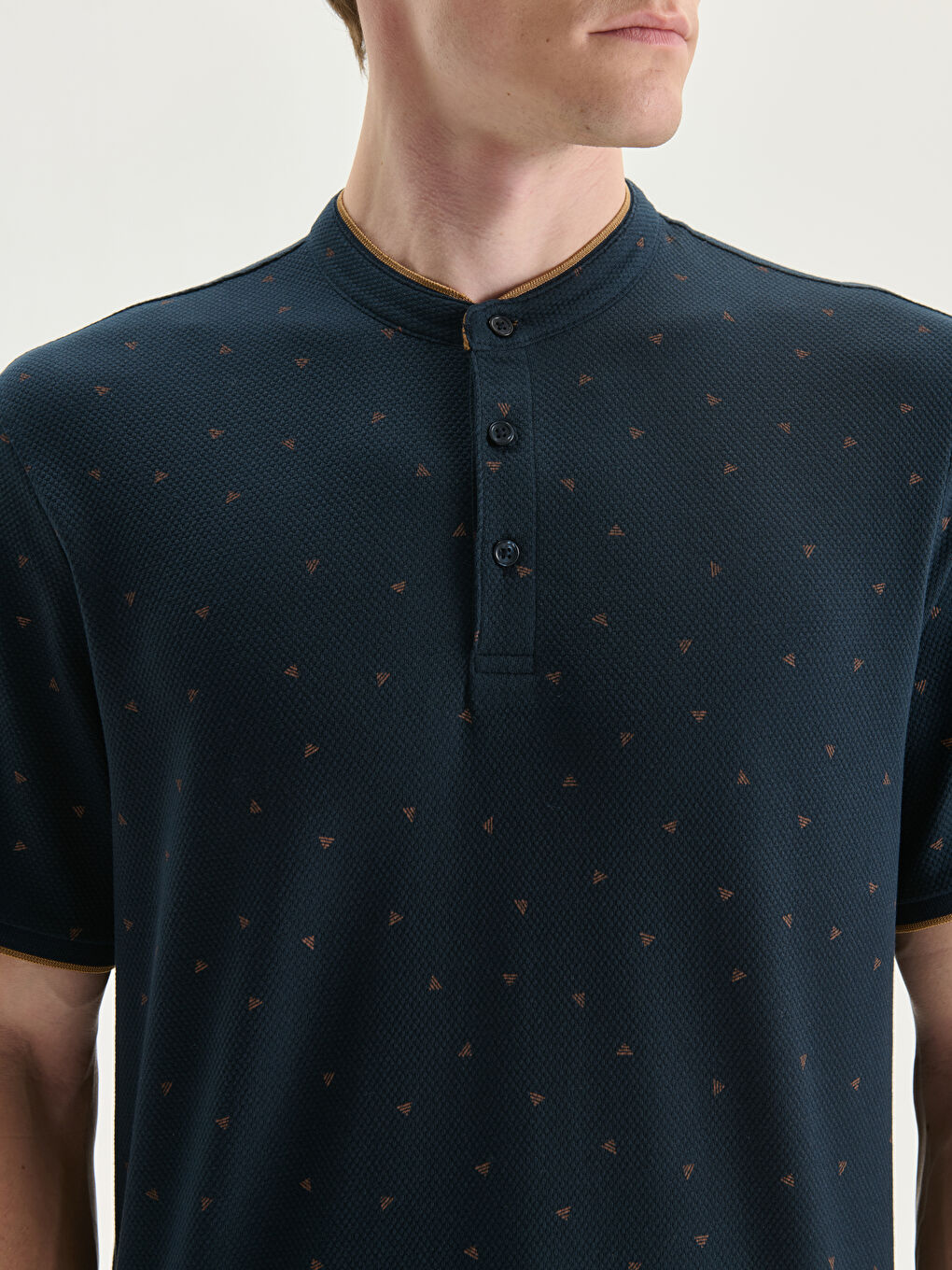 تي شيرت رجالي بكم قصير وياقة مندرين منقوش-4