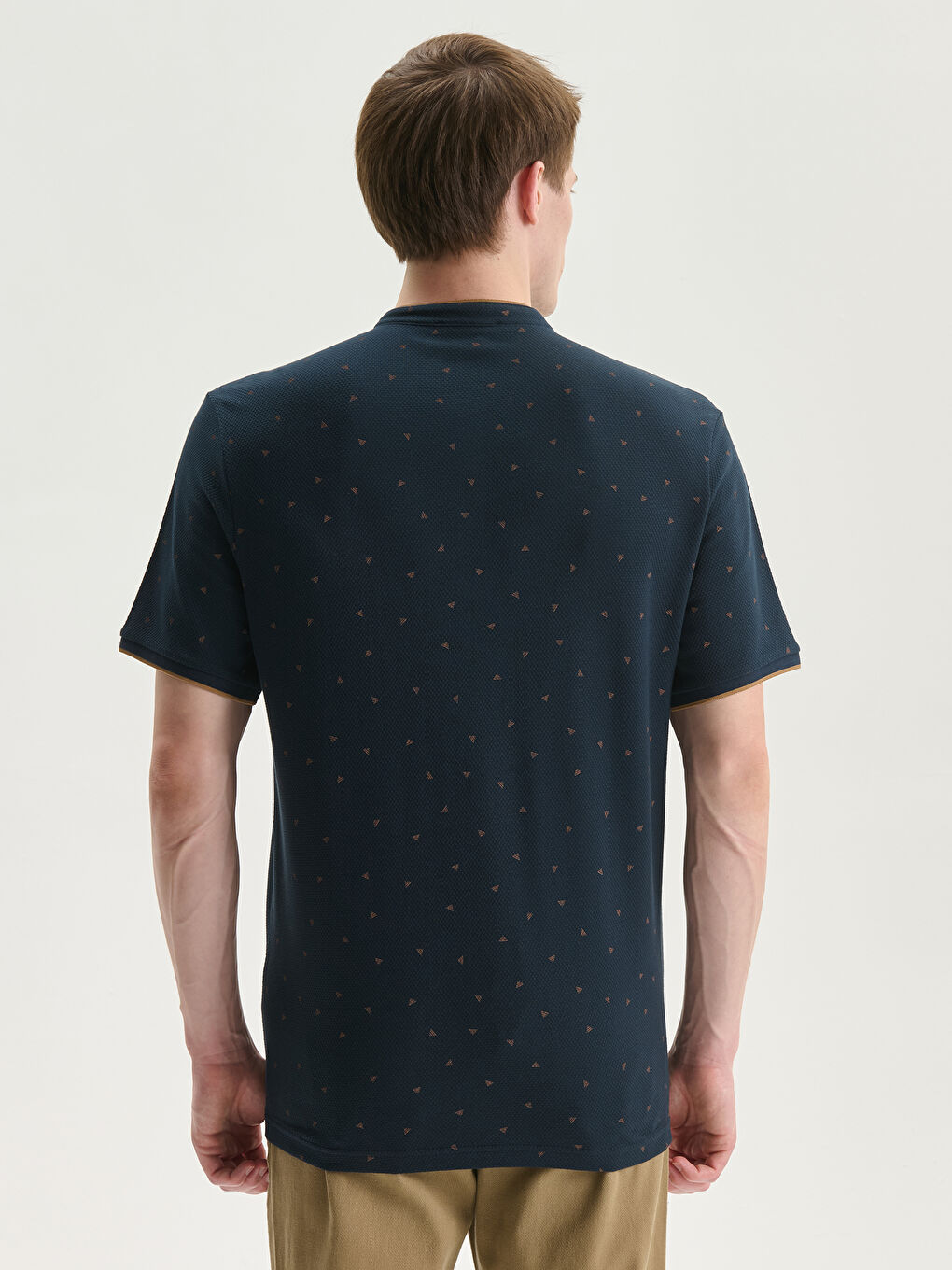 تي شيرت رجالي بكم قصير وياقة مندرين منقوش-6