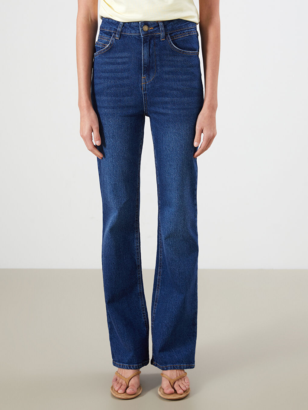 جينز واسع عند الكاحل قصير للسيدات-2