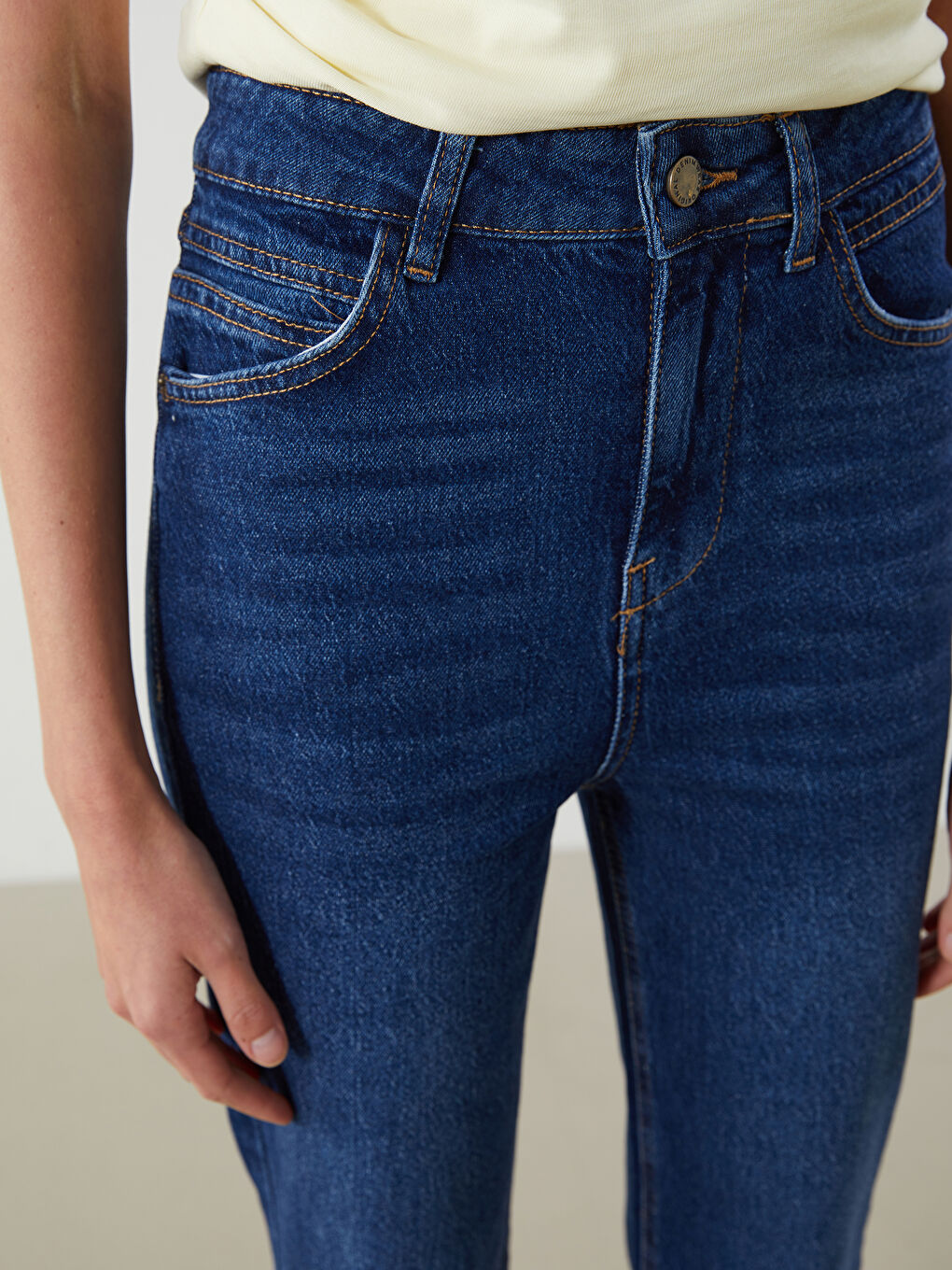 جينز واسع عند الكاحل قصير للسيدات-4