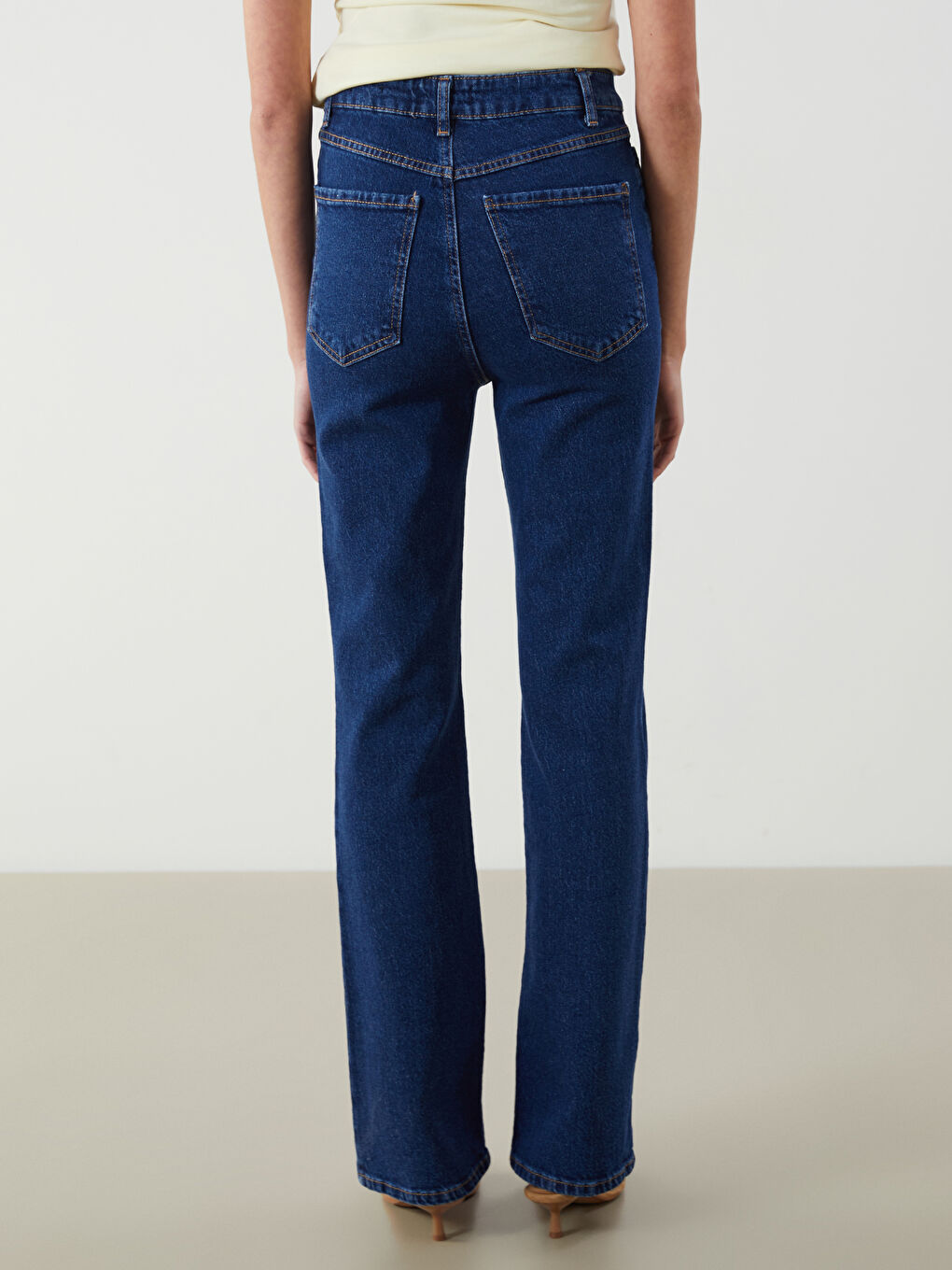 جينز واسع عند الكاحل قصير للسيدات-6