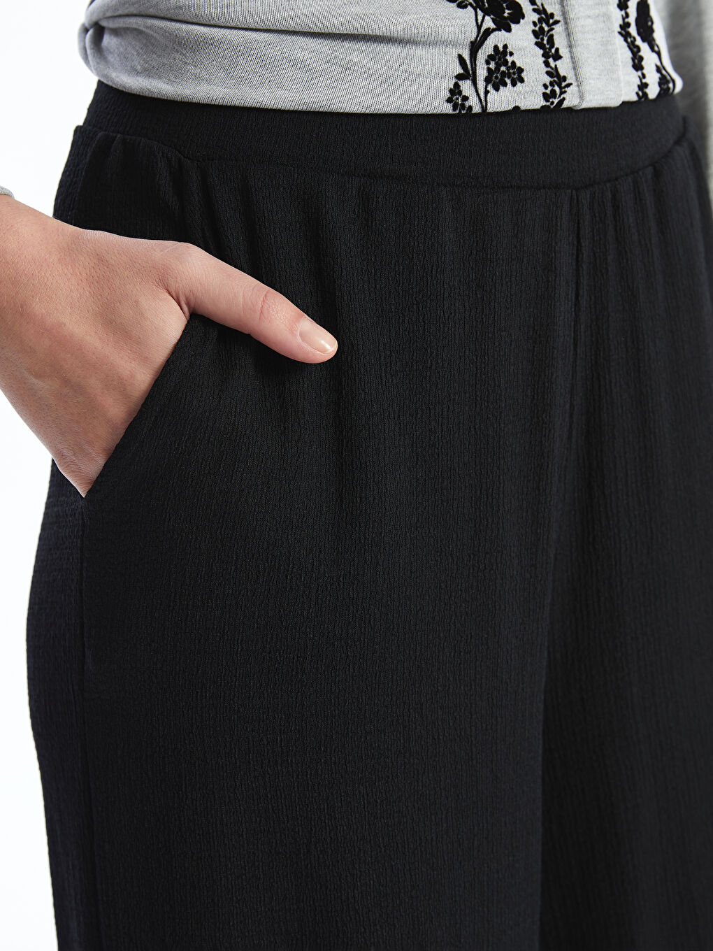 Siyah Beli Lastikli Dokulu Kadın Pantolon-2