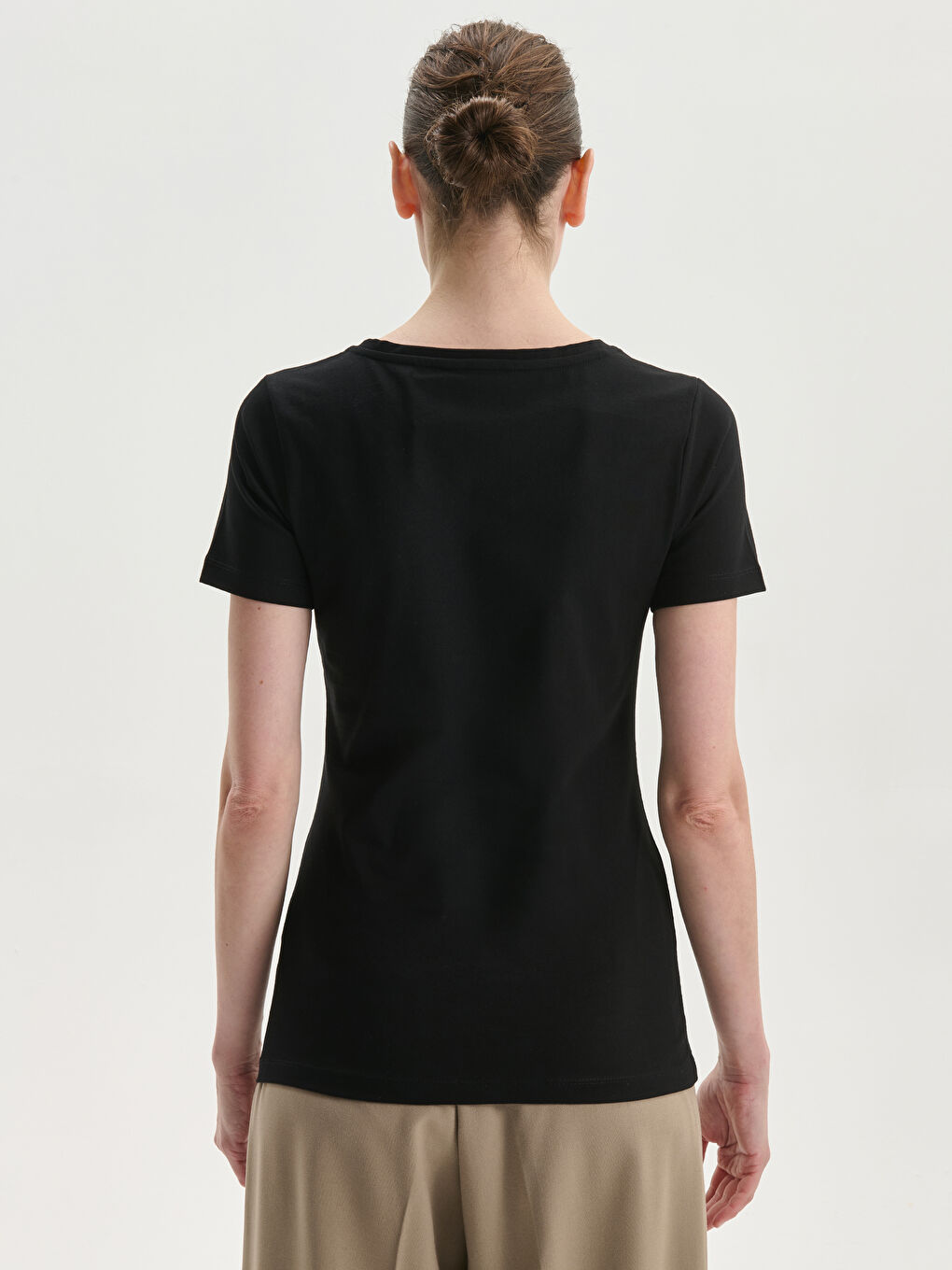 Siyah V Yaka Kadın Tişört-3