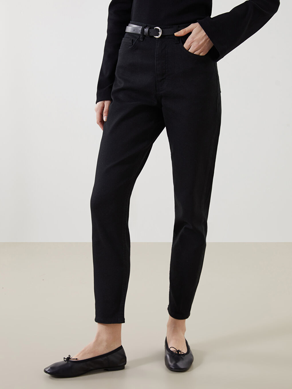 Siyah Beli Kemerli Mom Fit Kadın Jean Pantolon-1