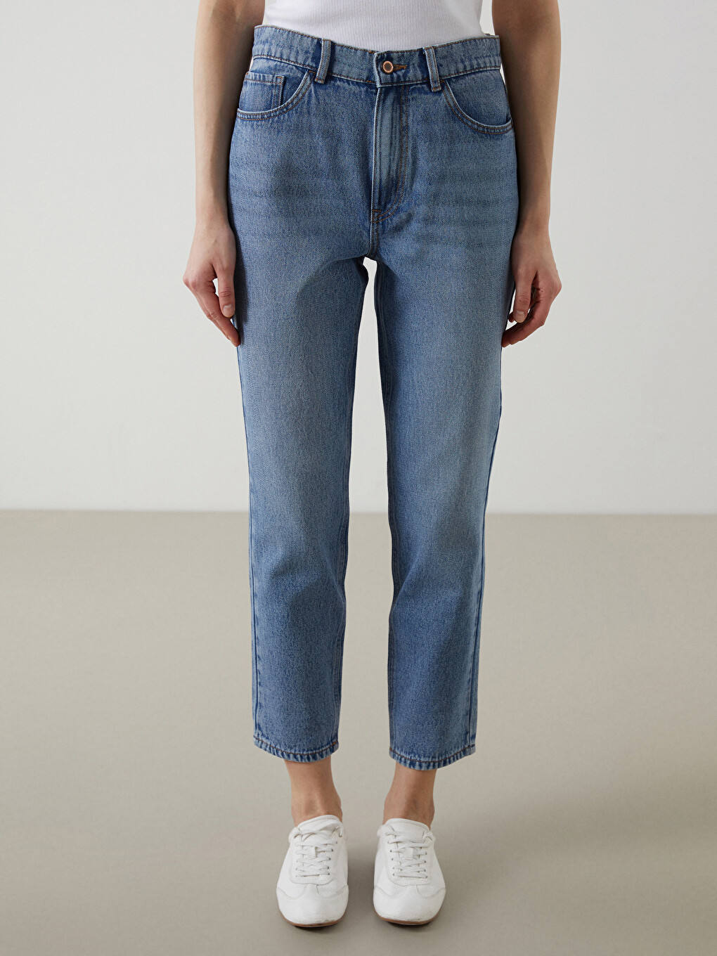Relaxed Fit Women's Mom Jeans-1
