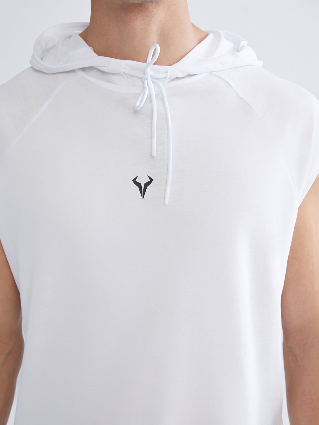 Beyaz Kapüşonlu Erkek Kolsuz Tişört-2