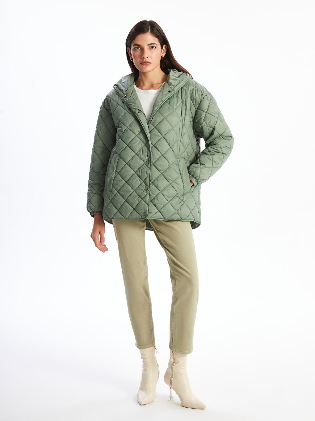 LCWAIKIKI Classic Haki Kapüşonlu Kapitone Oversize Kadın Şişme Mont - 1