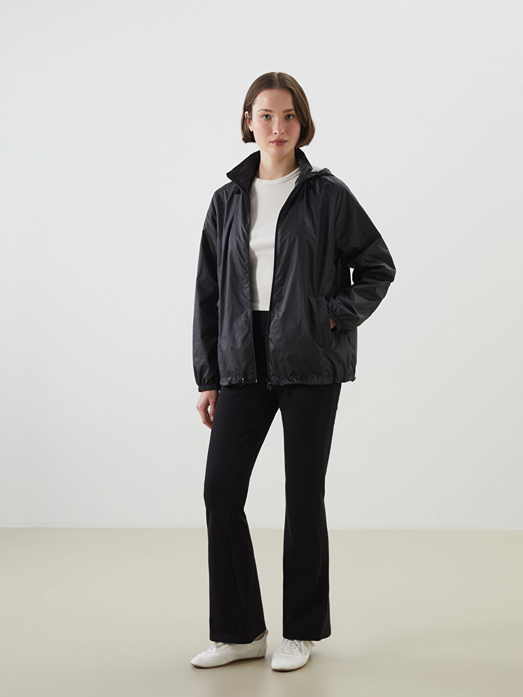 Siyah Kapüşonlu Kadın Yağmurluk-1