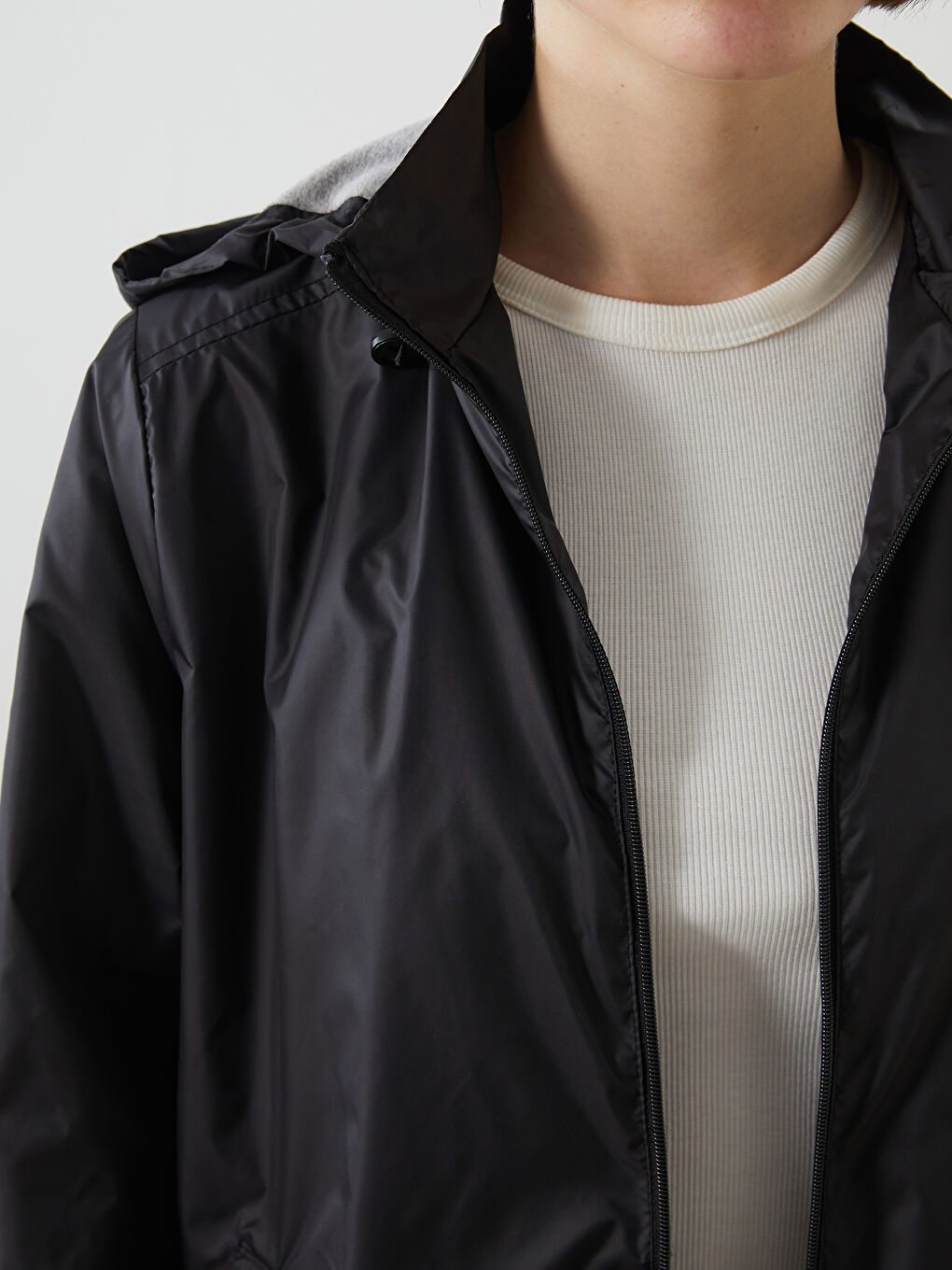 Siyah Kapüşonlu Kadın Yağmurluk-2