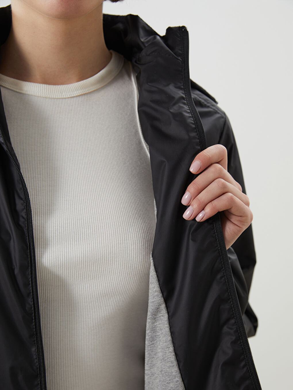 Siyah Kapüşonlu Kadın Yağmurluk-3