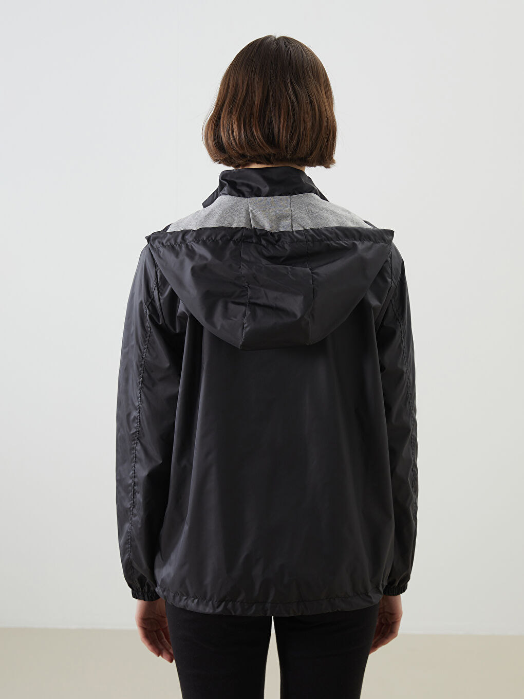 Siyah Kapüşonlu Kadın Yağmurluk-4