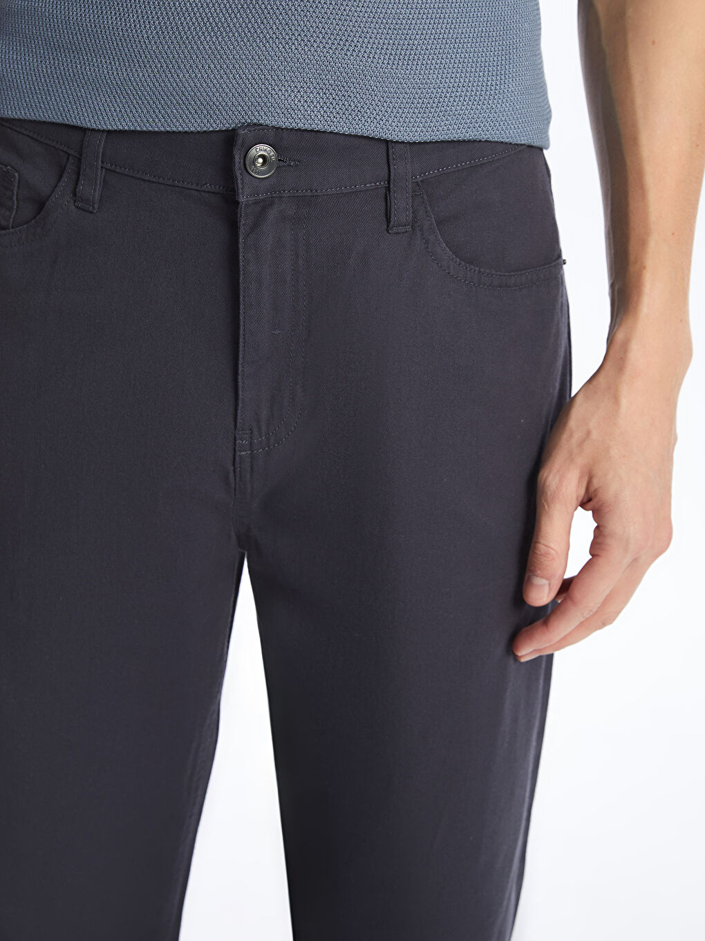 Čino pantalone za muškarce, opuštenog kroja -S50563Z8-HKS