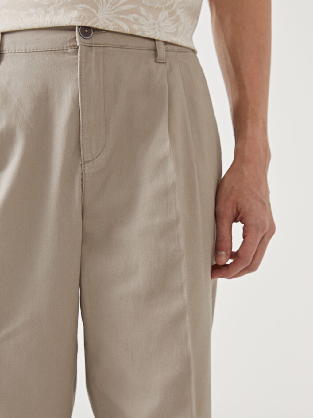 Čino pantalone za muškarce, opuštenog kroja -S50566Z8-S2N