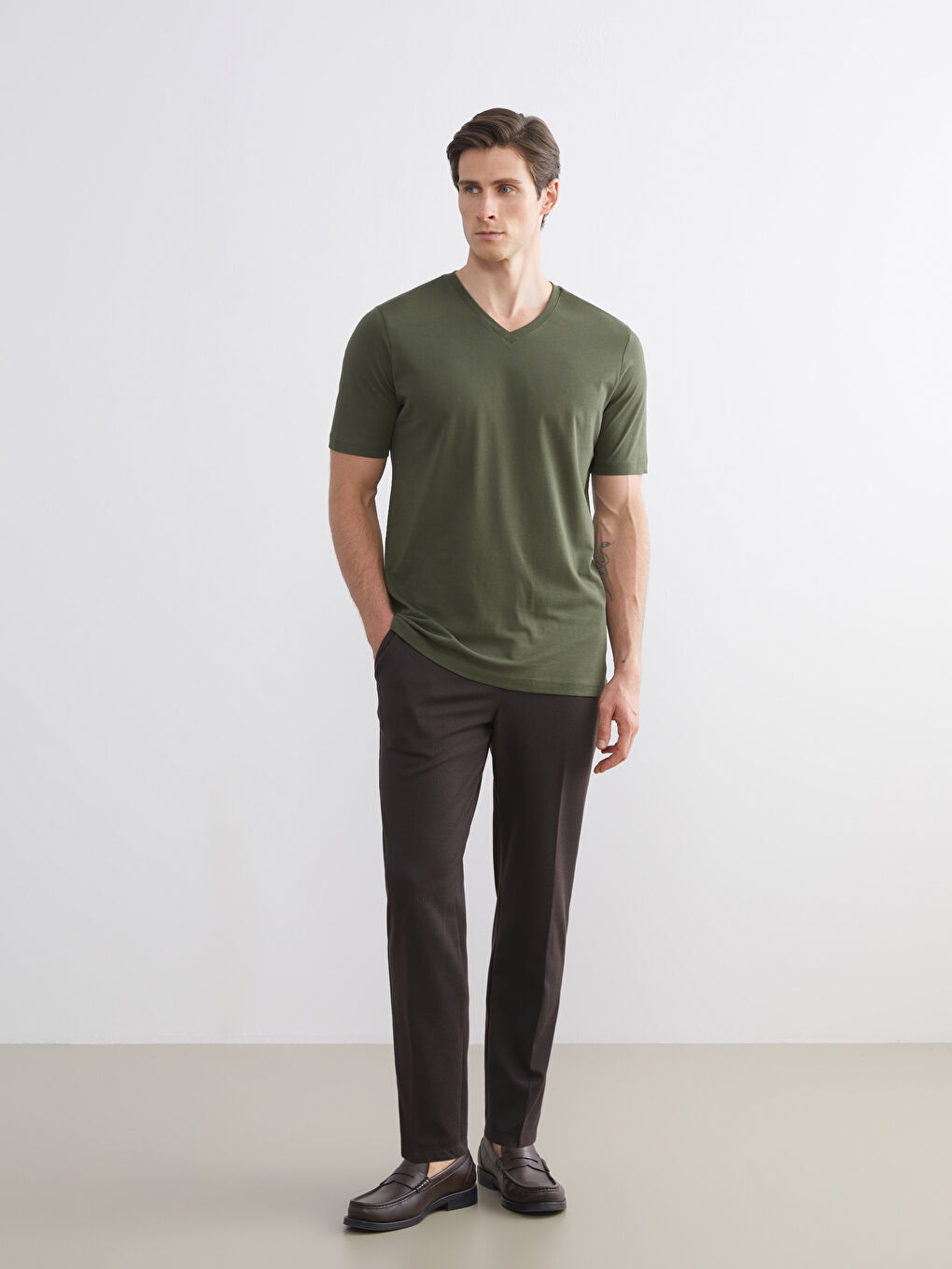 تي شيرت ياقة على شكل حرف V كم قصير جيرسي للرجال-1