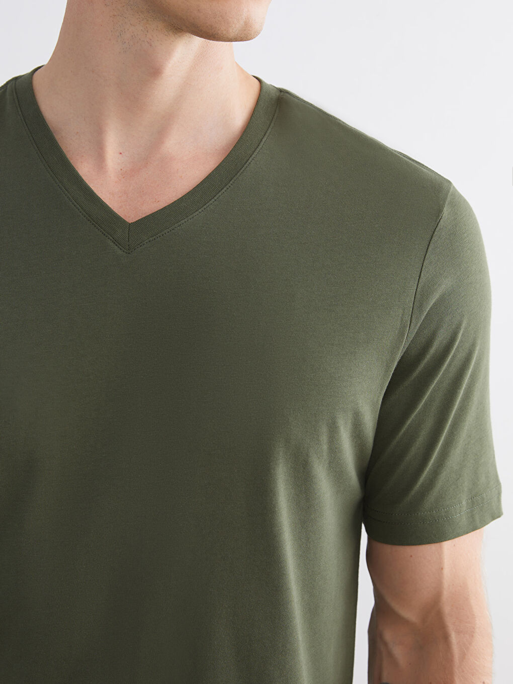 تي شيرت ياقة على شكل حرف V كم قصير جيرسي للرجال-2