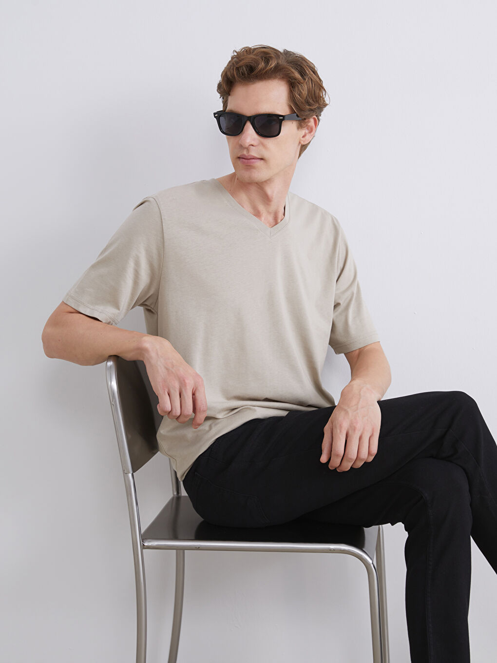 Bej V Yaka Kısa Kollu Penye Erkek Tişört