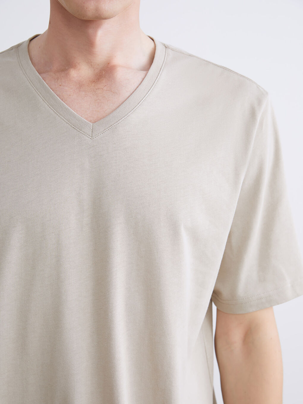 Bej V Yaka Kısa Kollu Penye Erkek Tişört-2