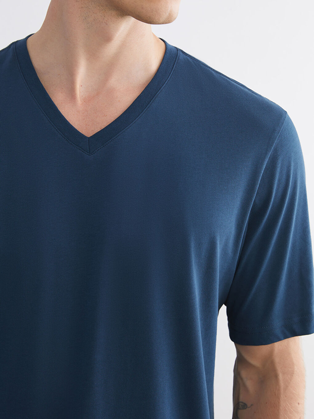 Petrol V Yaka Kısa Kollu Penye Erkek Tişört-2