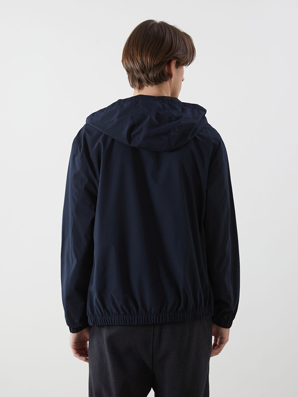 معطف واق من المطر للرجال مزود بغطاء رأس وقصة عادية-4