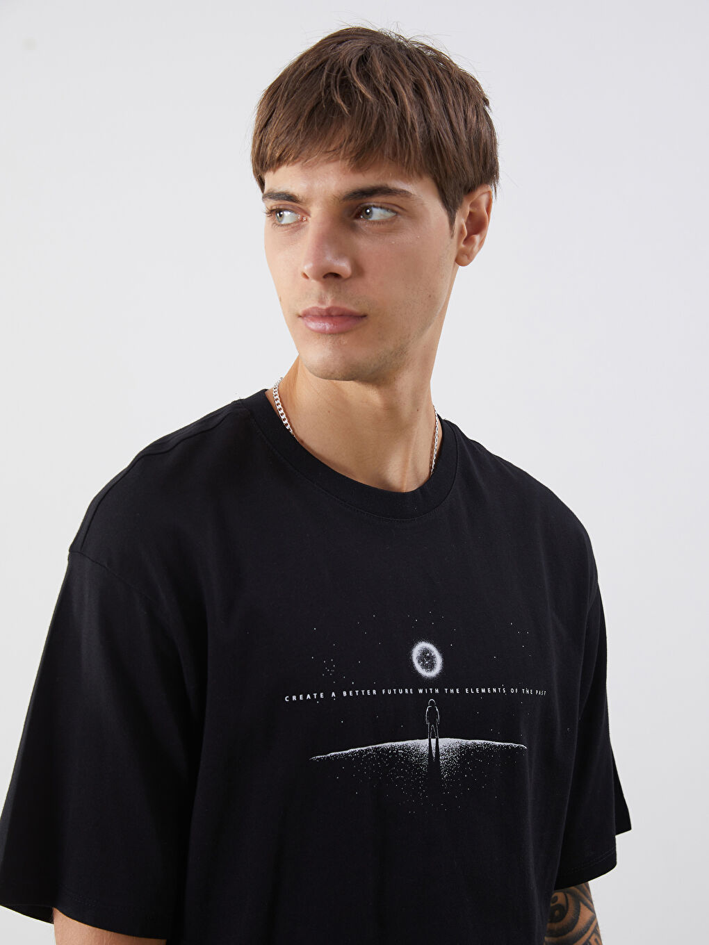 تيشيرت رجالي برقبة دائرية مطبوع من قماش جيرسي