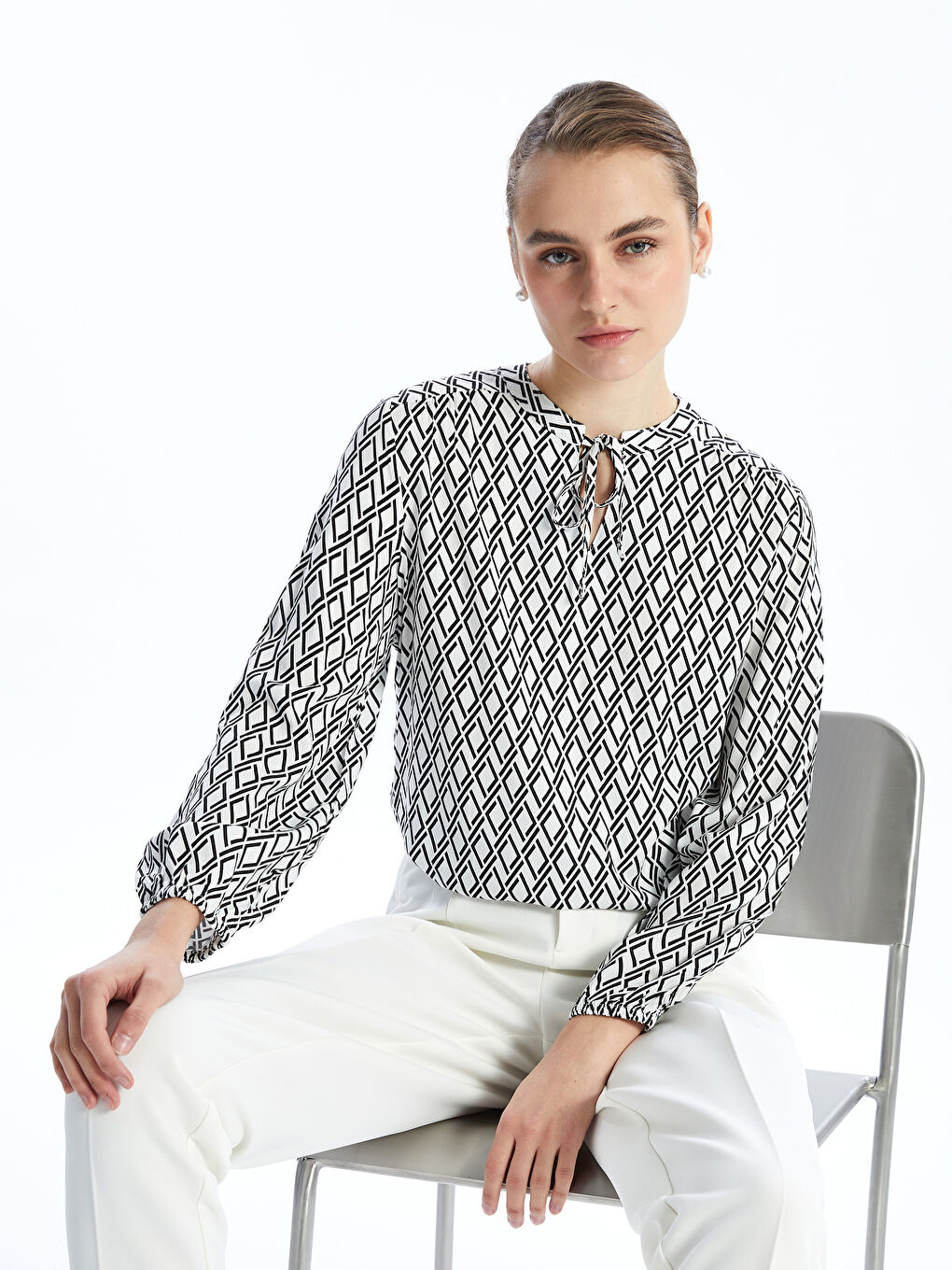 Ženska dezenirana bluza sa kragnom koja se vezuje -S52414Z8-LU7