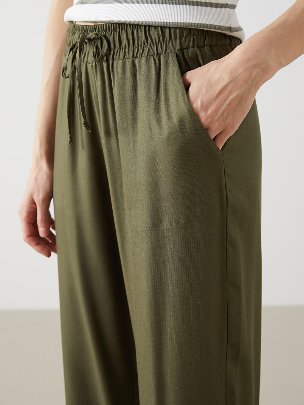 Haki Beli Lastikli Dokulu Geniş Paça Kadın Pantolon-2
