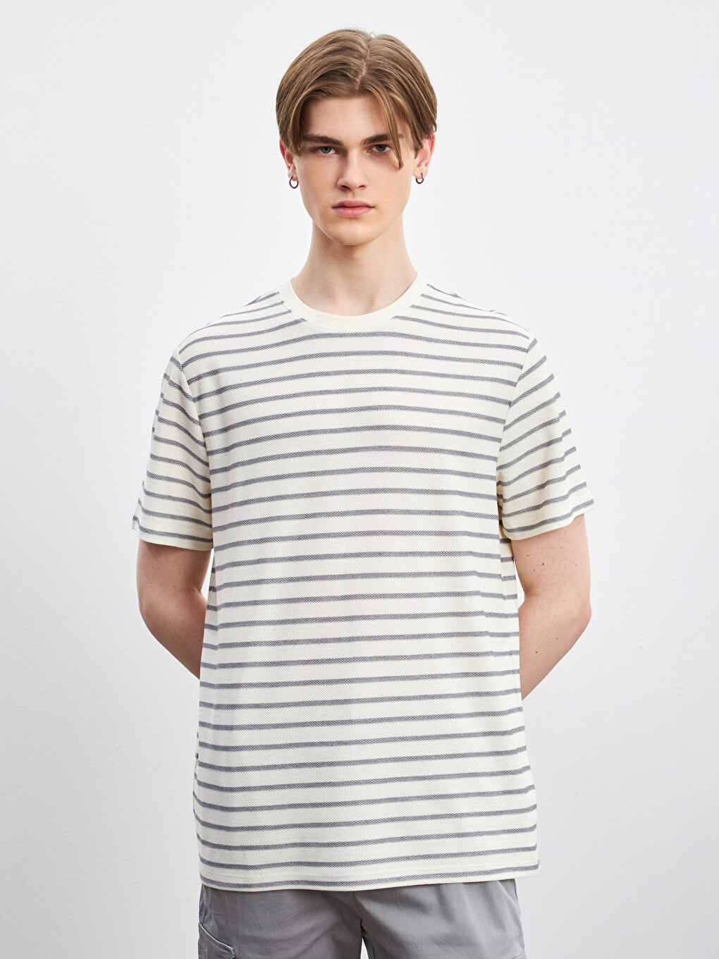 T-shirt Penje Me Shirita, Me Mëngë Të Shkurtra Dhe Jakë Të Rrumbullakët Për Burra