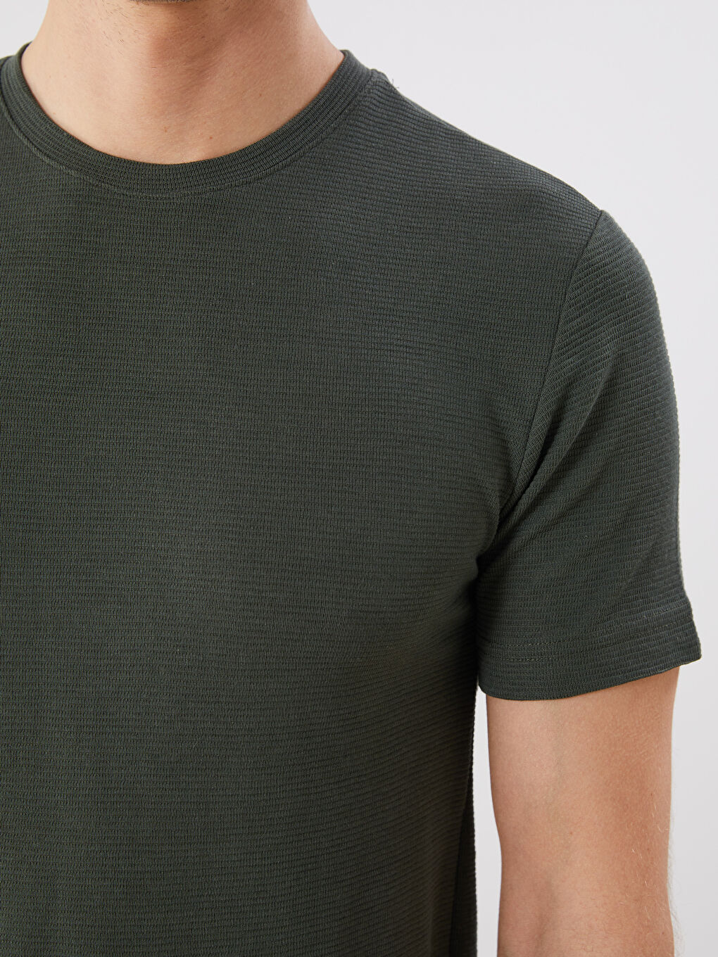 Haki Bisiklet Yaka Kısa Kollu Erkek Dokulu Tişört-2