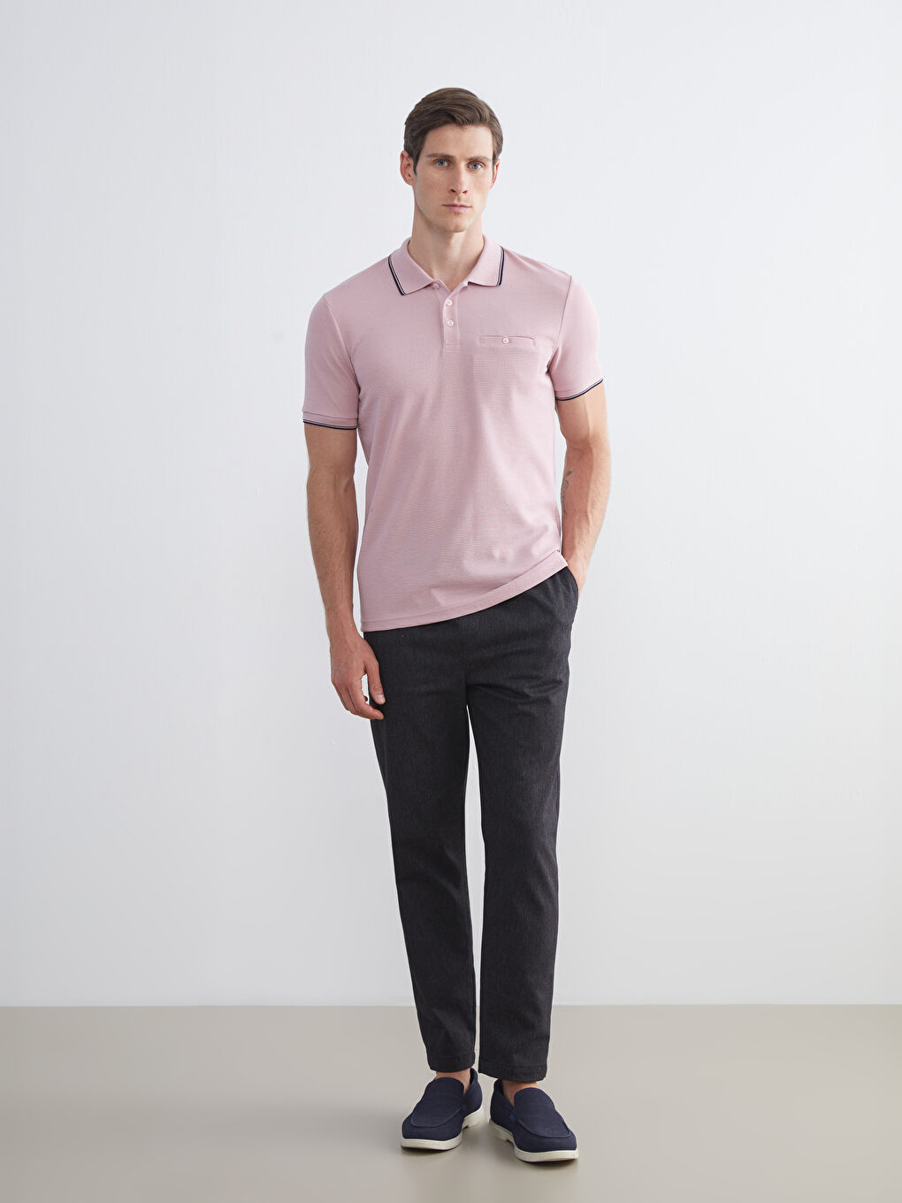 تيشيرت رجالي بياقة بولو وكم قصير بنقشة ملمس-1