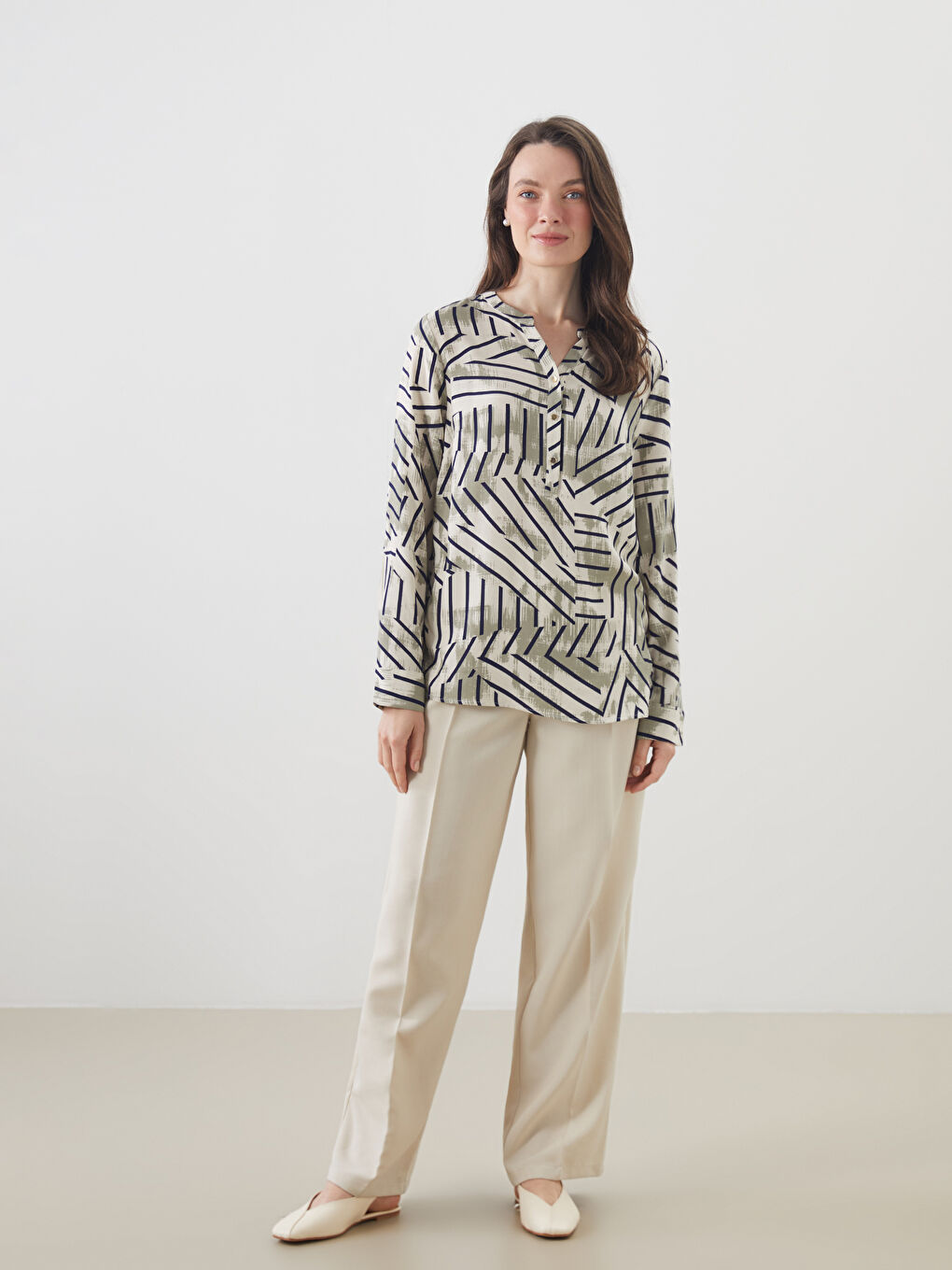 Beyaz Kaçık Yaka Desenli Bluz-1