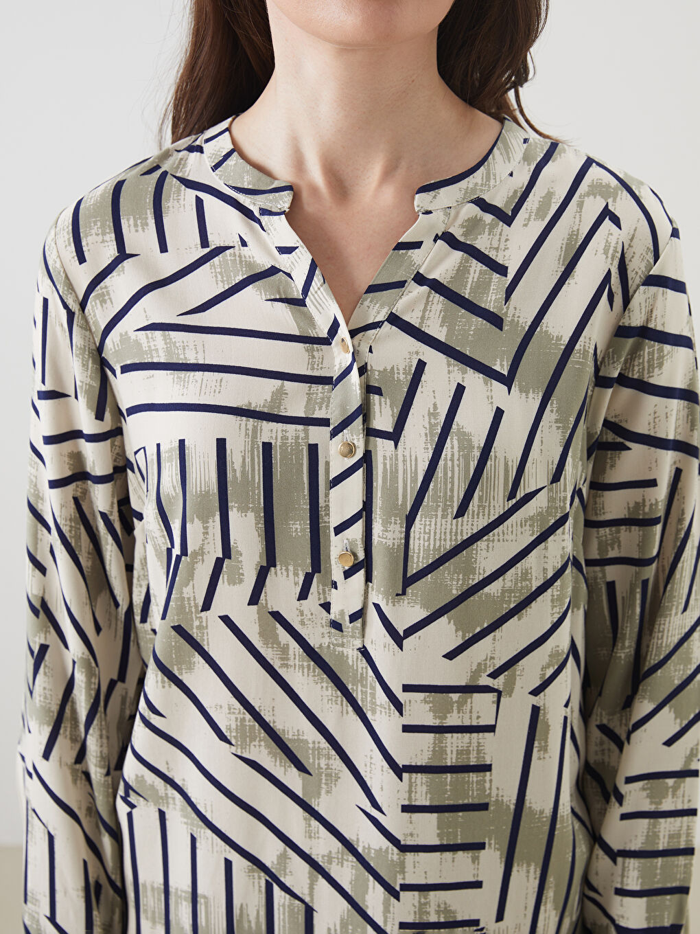 Beyaz Kaçık Yaka Desenli Bluz-2