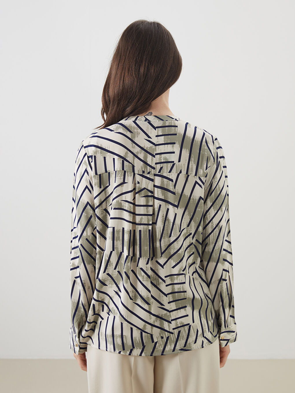 Beyaz Kaçık Yaka Desenli Bluz-3