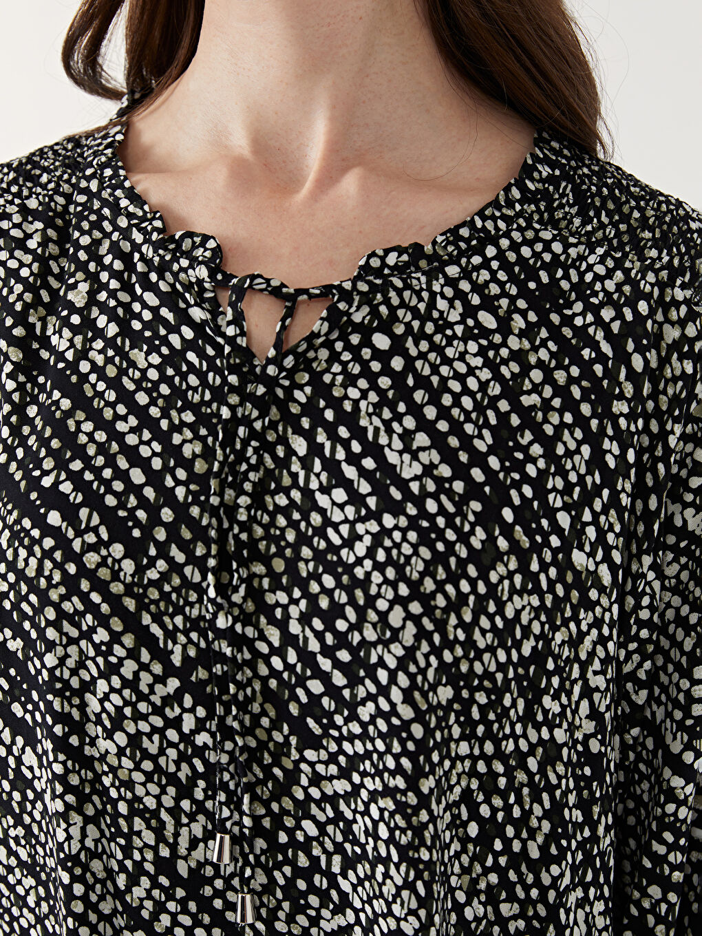 Ženska dezenirana bluza sa kragnom koja se vezuje -S53337Z8-LQJ