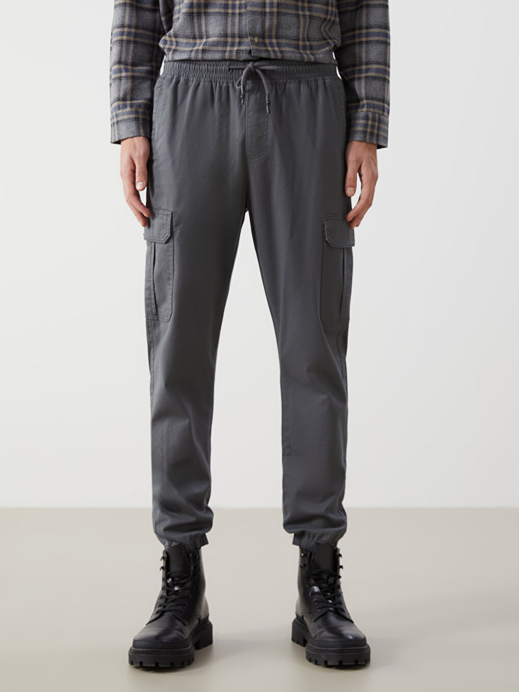 Брюки-джоггеры стандартного кроя из габардина для мужчин-1