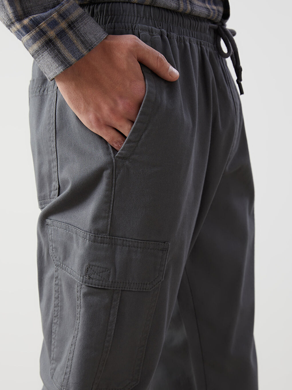 Брюки-джоггеры стандартного кроя из габардина для мужчин-2