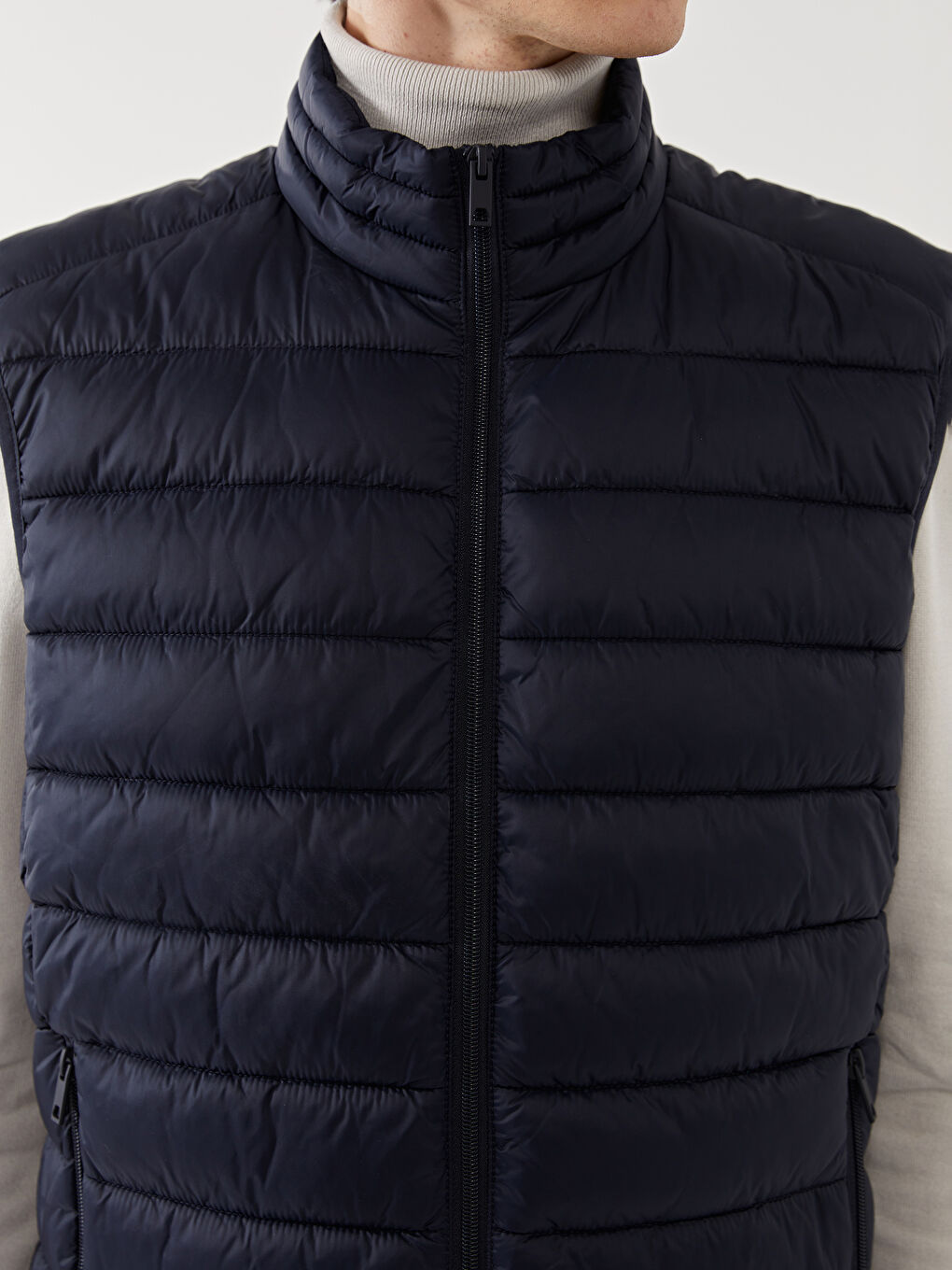 სტანდარტული მორგების ძაბრისებრი საყელოს მქონე მამაკაცის დუტის ჟილეტი-2