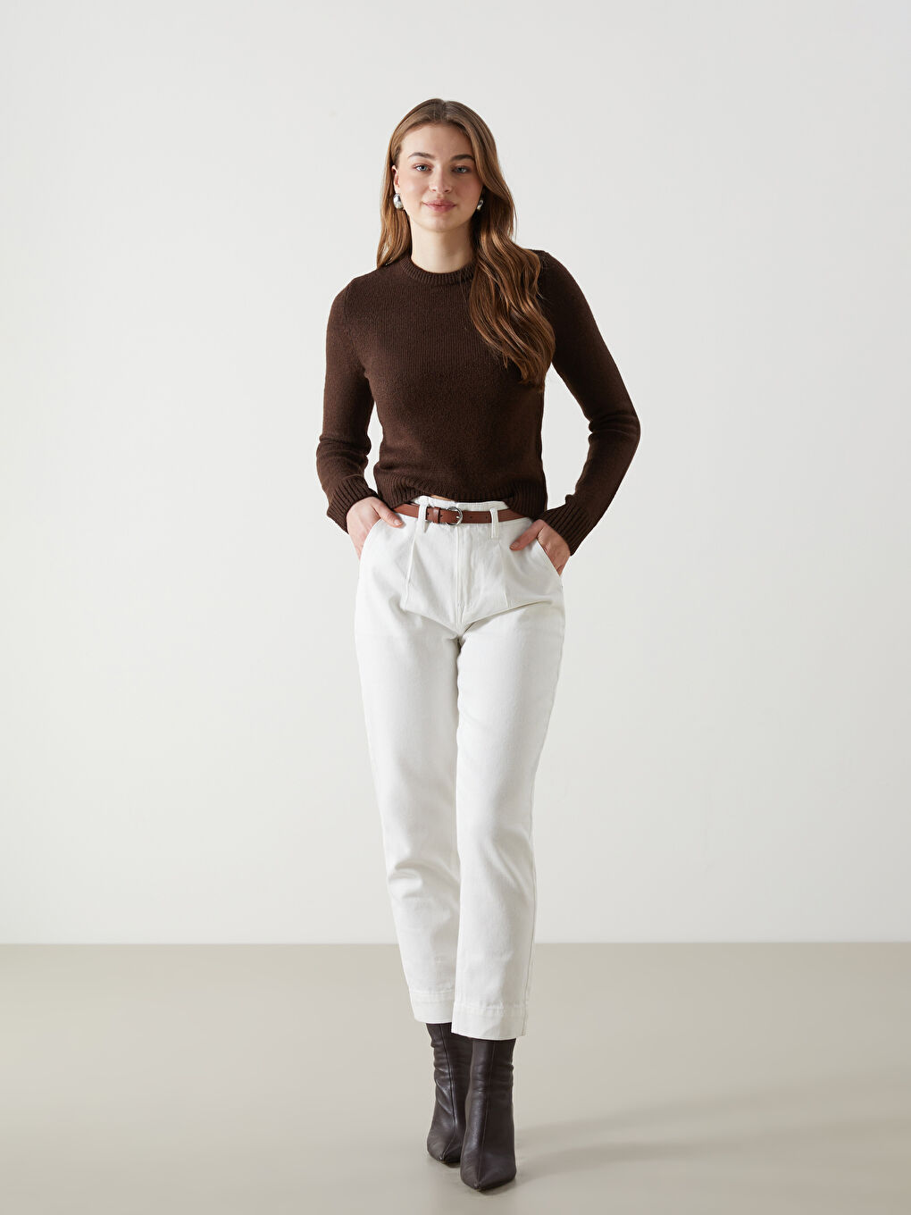 Beyaz Beli Kemerli Mom Fit Kadın Jean Pantolon