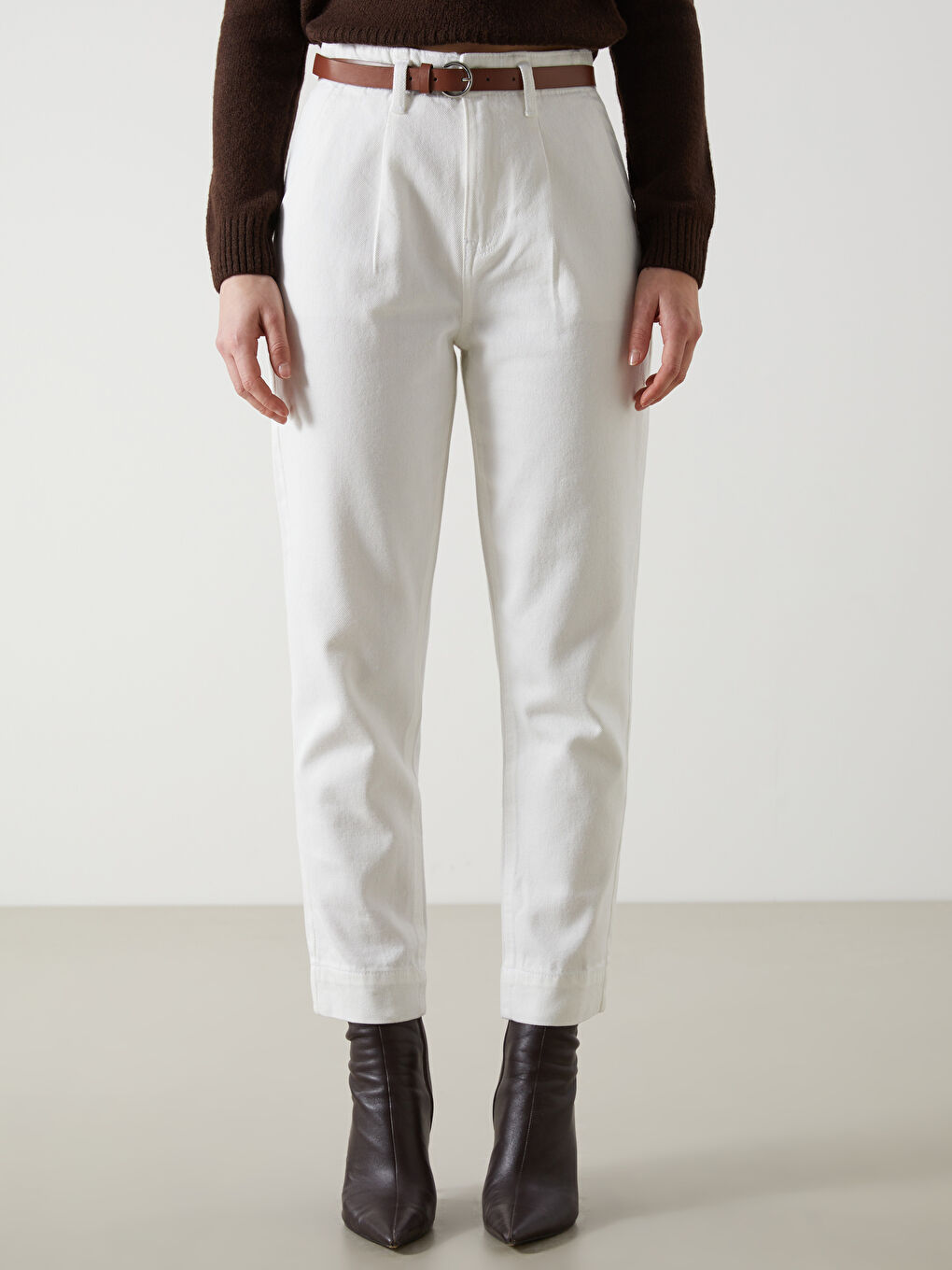 Beyaz Beli Kemerli Mom Fit Kadın Jean Pantolon-1