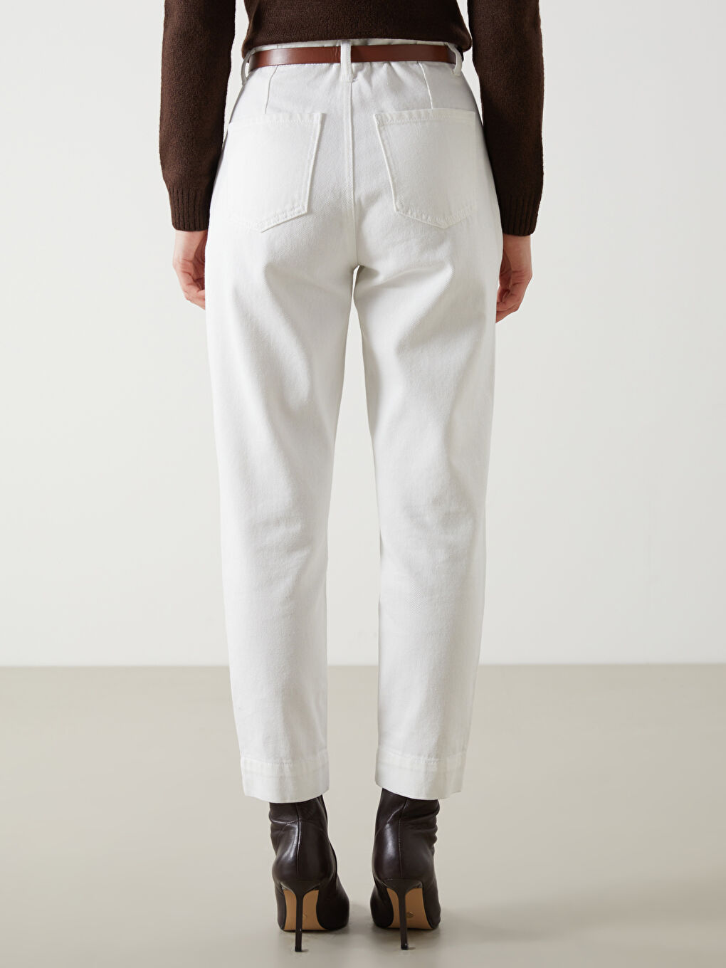 Beyaz Beli Kemerli Mom Fit Kadın Jean Pantolon-3