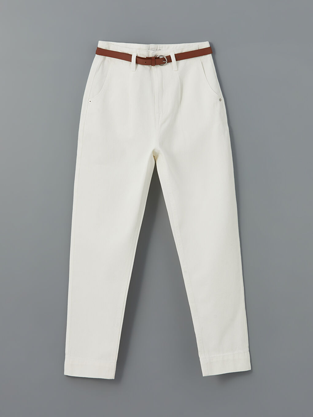 Beyaz Beli Kemerli Mom Fit Kadın Jean Pantolon-4