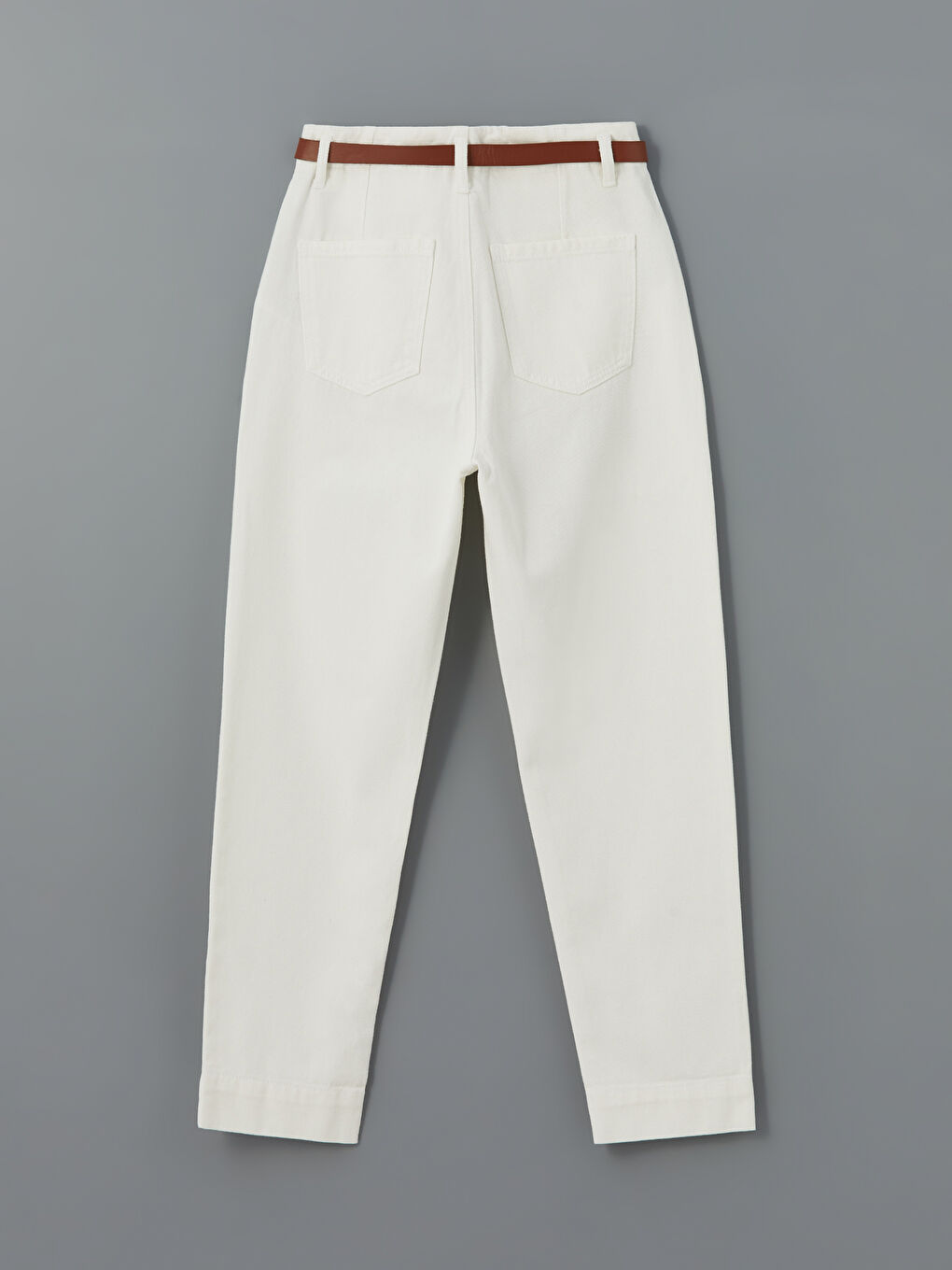 Beyaz Beli Kemerli Mom Fit Kadın Jean Pantolon-5