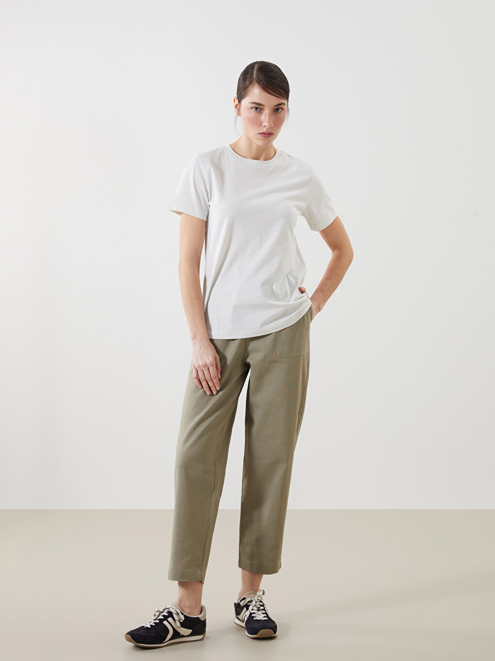 Bej Bisiklet Yaka Kadın Tişört-1