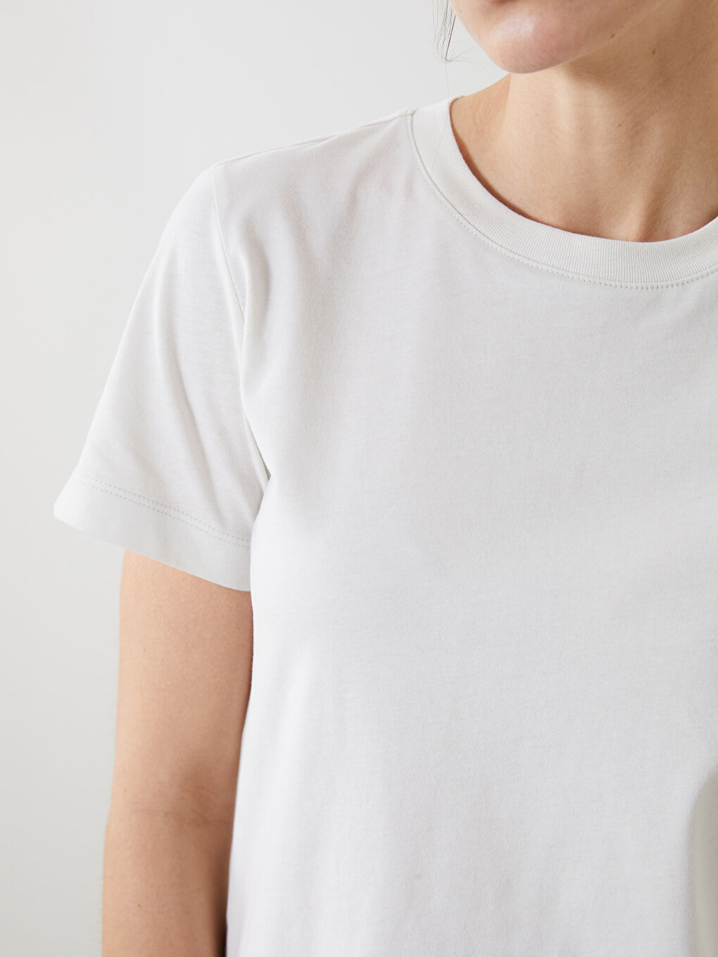 Bej Bisiklet Yaka Kadın Tişört-2