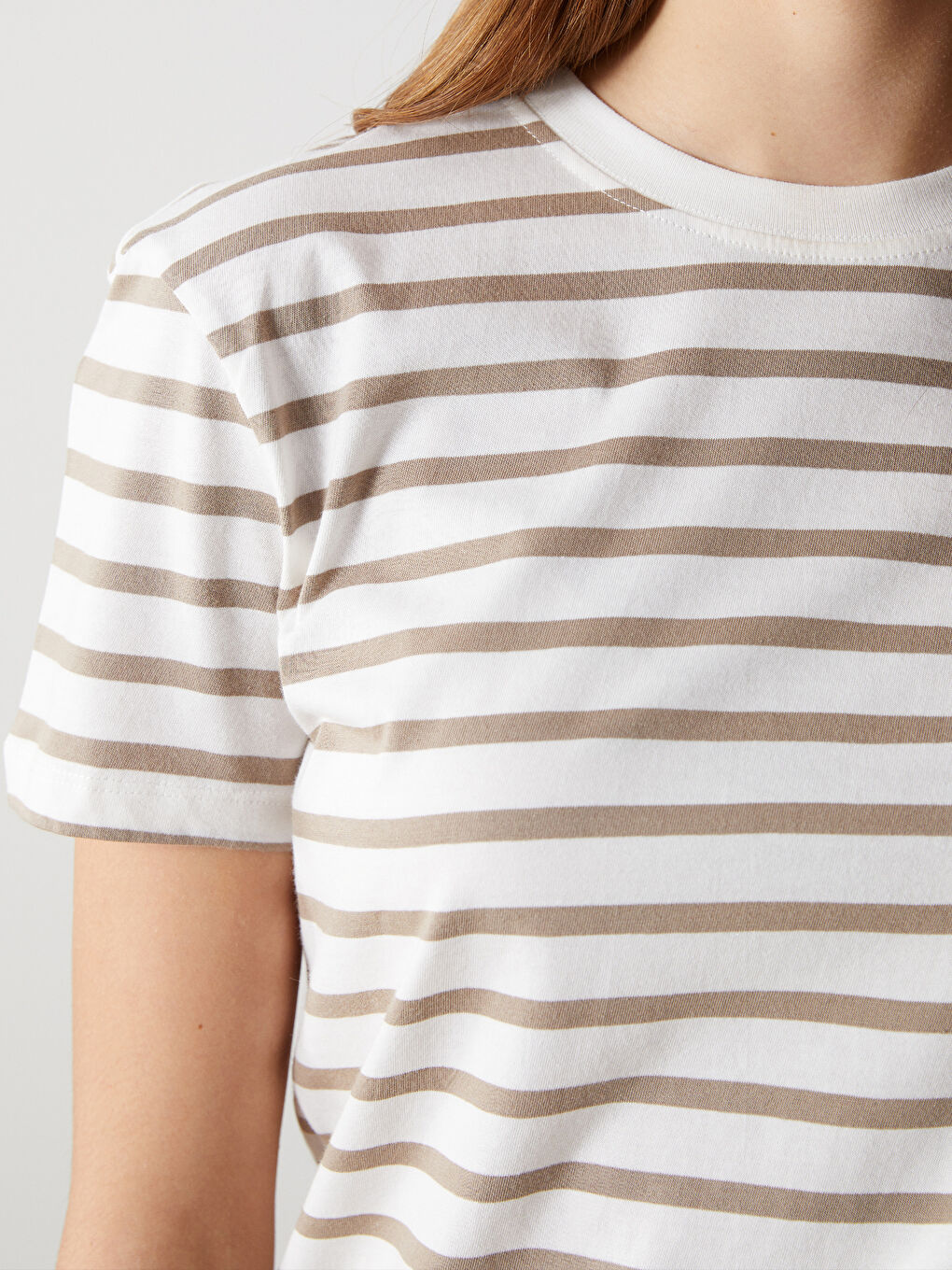 მრგვალი საყელო ზოლიანი მაისური ქალებისთვის-2