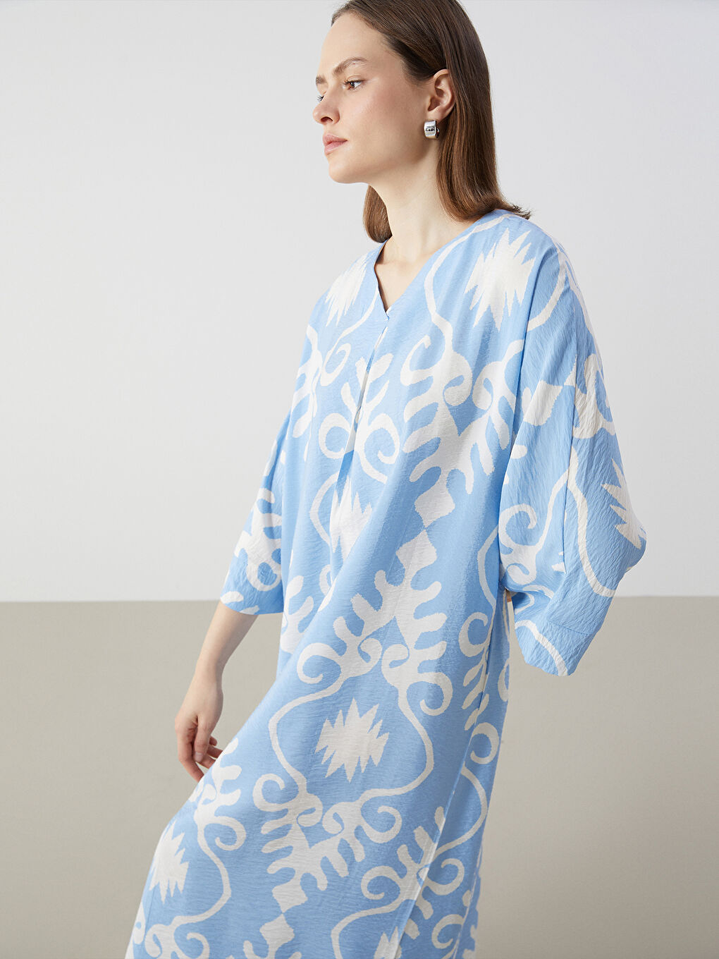 LCW Modest V Yaka Desenli Oversize Kadın Elbise -S55040Z8-LQQ