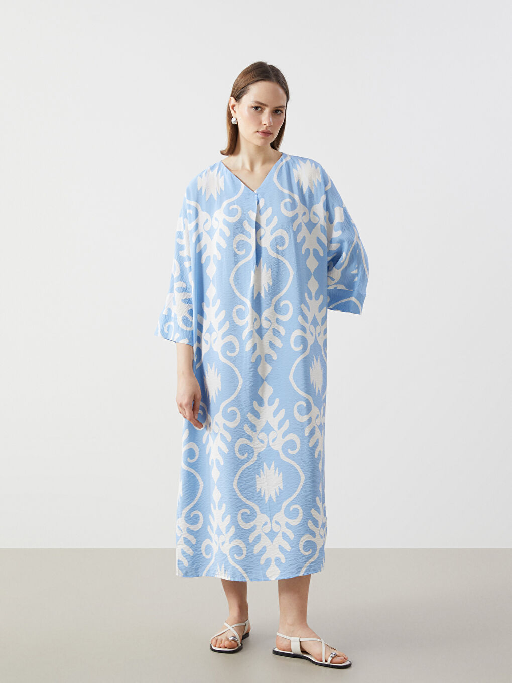 LCW Modest V Yaka Desenli Oversize Kadın Elbise -S55040Z8-LQQ