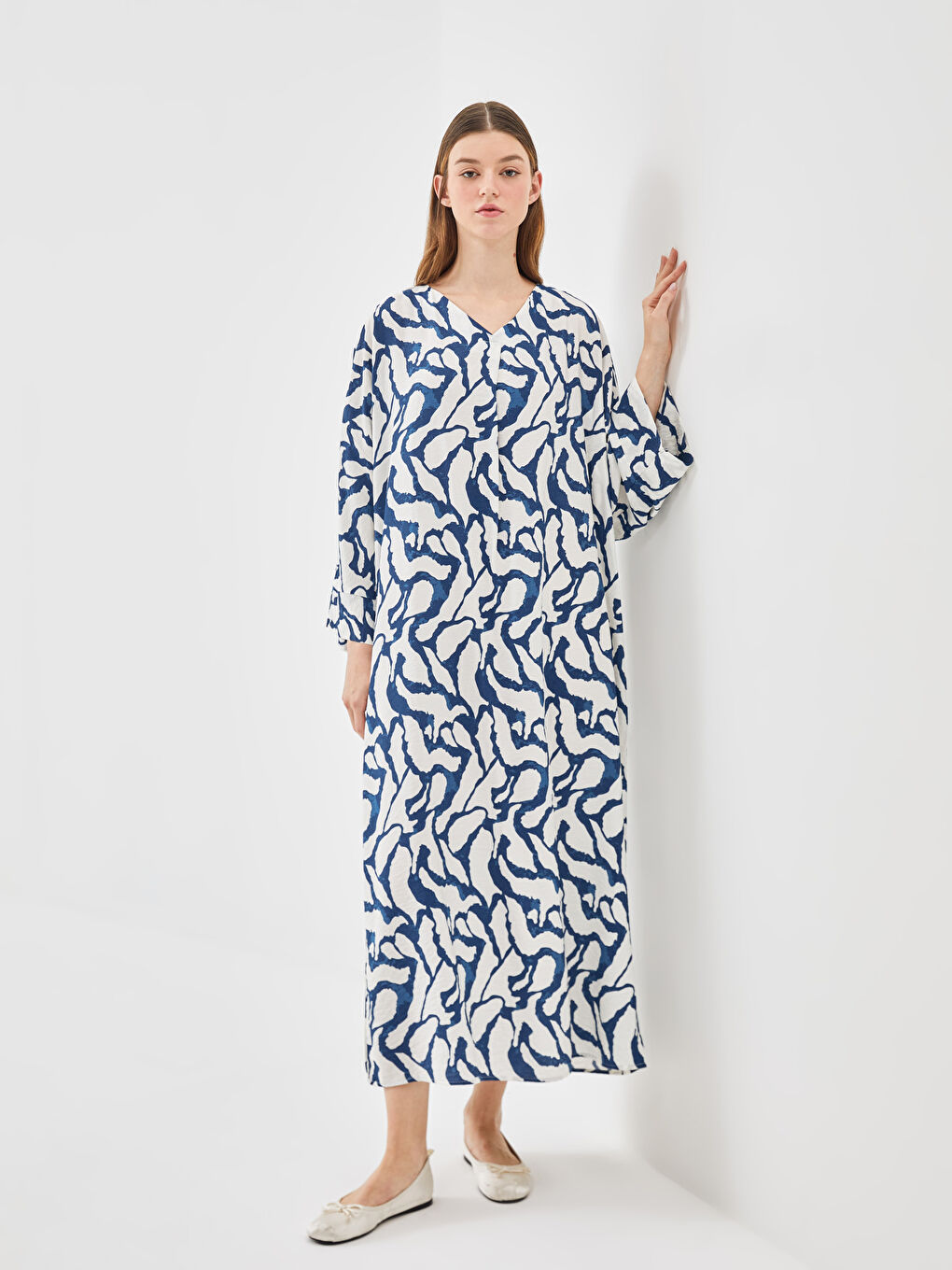 LCW Modest V Yaka Desenli Oversize Kadın Elbise -S55040Z8-LSJ